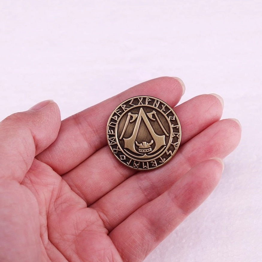 Wikinger Fibel mit Runen Kreis und Assassin Logo, Seitenansicht