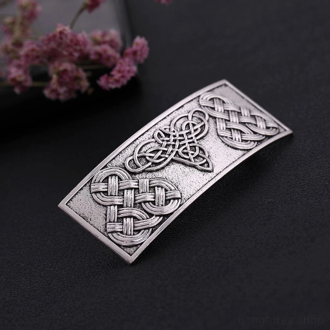 Haarschmuck im Wikinger Stil mit keltischem Knoten von der Seite