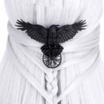 Wikinger Haarspange mit schwarzem Raben und Aegishjalmur Helm der Furcht Detailansicht