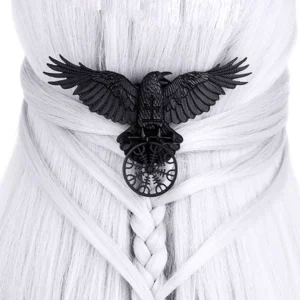 Wikinger Haarspange mit schwarzem Raben und Aegishjalmur Helm der Furcht Detailansicht
