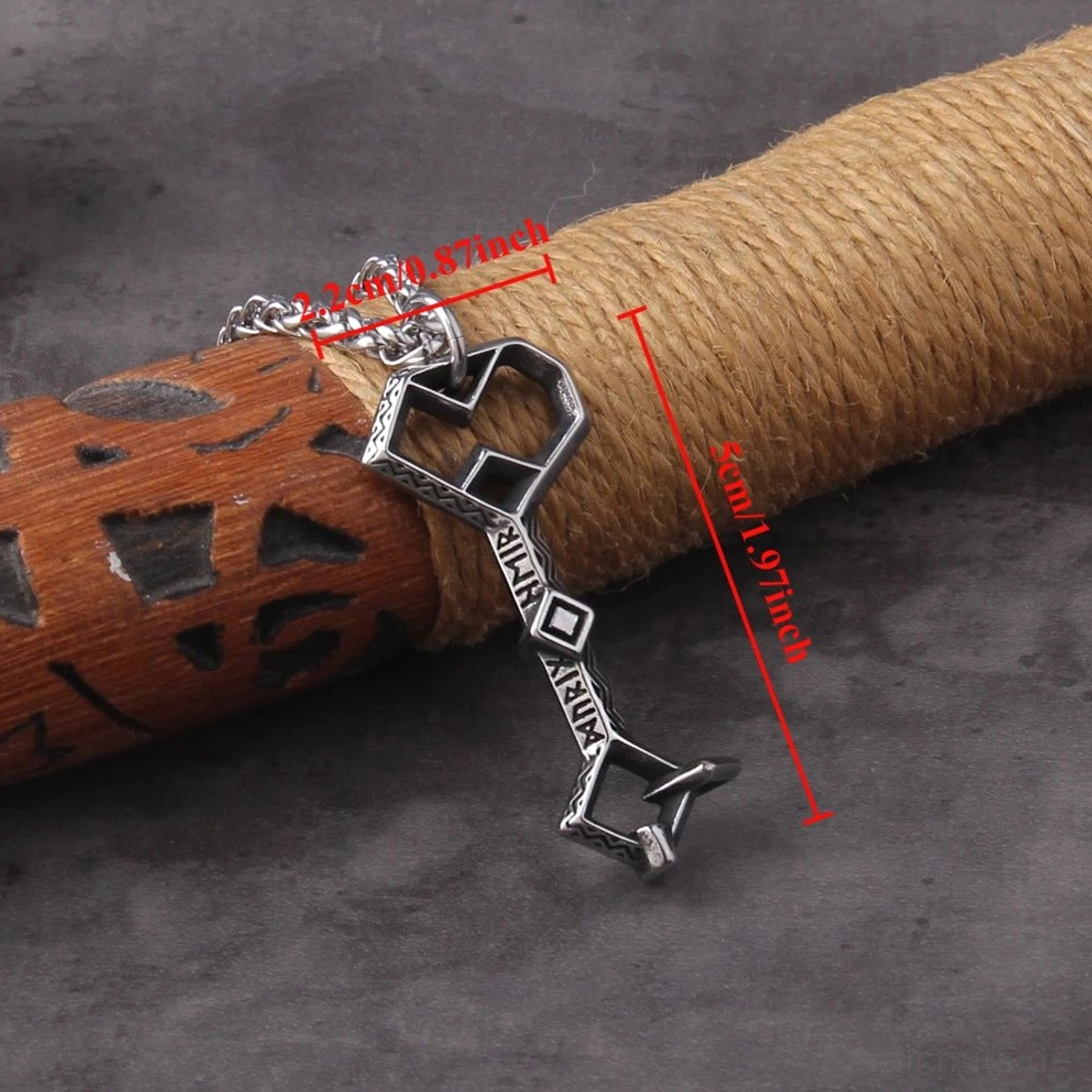 Wikinger Halskette mit Erebor Schluessel auf Holzhintergrund