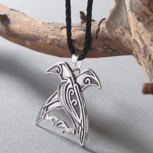 detailansicht wikinger anhaenger huginn und muninn aus edelstahl, wikinger kette