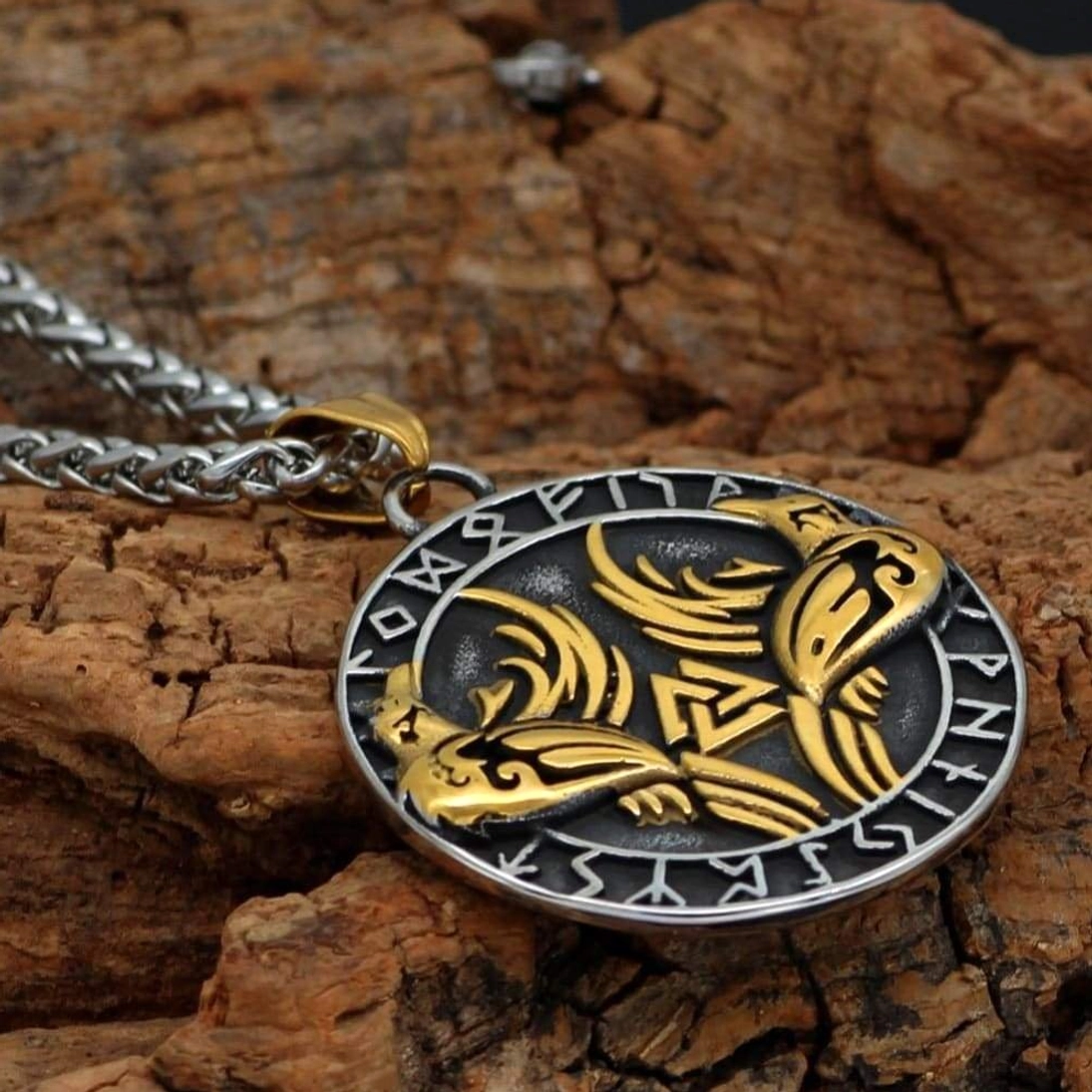 Nahaufnahme Wikinger Halskette Huginn und Muninn mit Valknut Detail