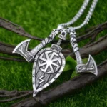 Wikinger kette mit schild und axt anhaenger bronze detailansicht
