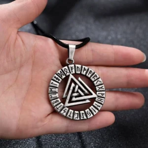 nahaufnahme wikinger halskette valknut anhaenger mit runen rund um das symbol