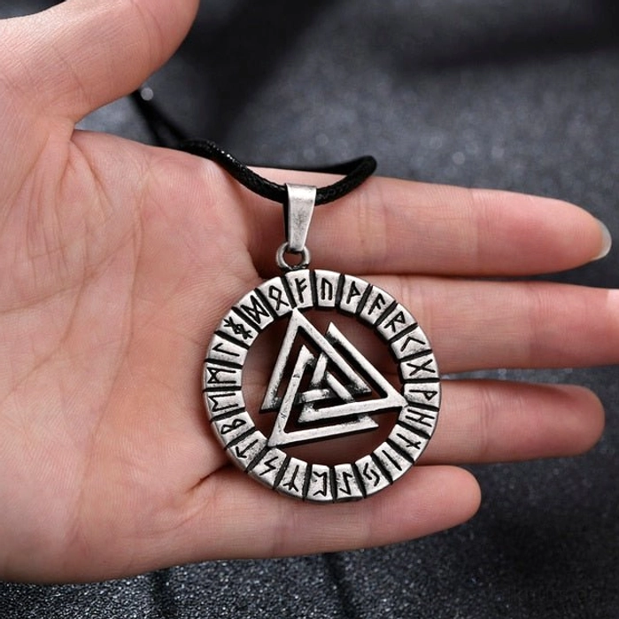 nahaufnahme wikinger halskette valknut anhaenger mit runen rund um das symbol