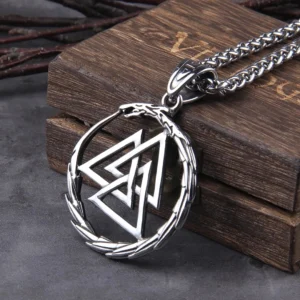 Rueckseite der wikinger halskette mit valknut und strahlenmuster