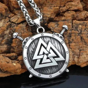 Nahaufnahme der handgefertigten Oberfläche der Wikinger Halskette mit Valknut Symbol