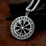 Wikinger Halskette mit Vegvisir Runenkompass Anhänger Nahaufnahme