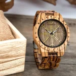 Wikinger Holzuhr mit Ägishjalmur in natürlichem Holz, geliefert in edler Holz Geschenkbox