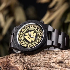 Wikinger Holzuhr mit goldnem Valknut Symbol und Runen Gravur, dunkles Holz