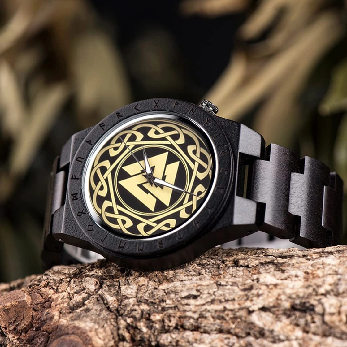 Wikinger Holzuhr mit goldnem Valknut Symbol und Runen Gravur, dunkles Holz