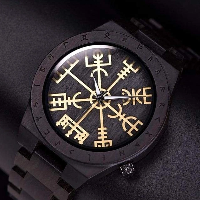 Seitenansicht der Wikinger Holzuhr mit Vegvisir Symbol