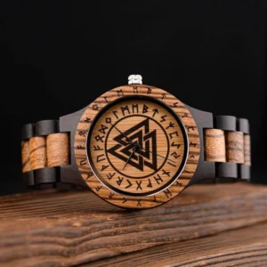 Nahaufnahme des schwarzen Valknut Symbols auf der Wikinger Holzuhr