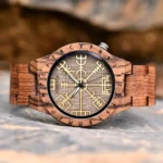 Handgefertigte Wikinger Holzuhr mit goldenen Vegvisir Symbol für Männer