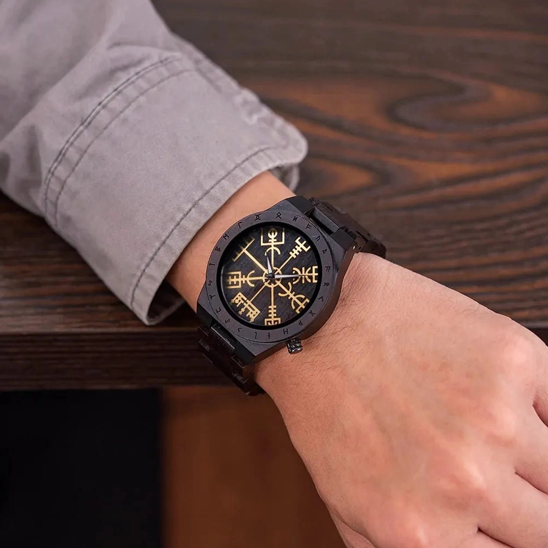 Wikinger Holzuhr Vegvisir mit Runen am Handgelenk Seitenansicht