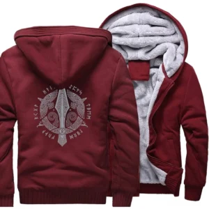 Detailansicht des Gungnir Motivs auf dem Wikinger Hoodie mit Raben und Triquetra