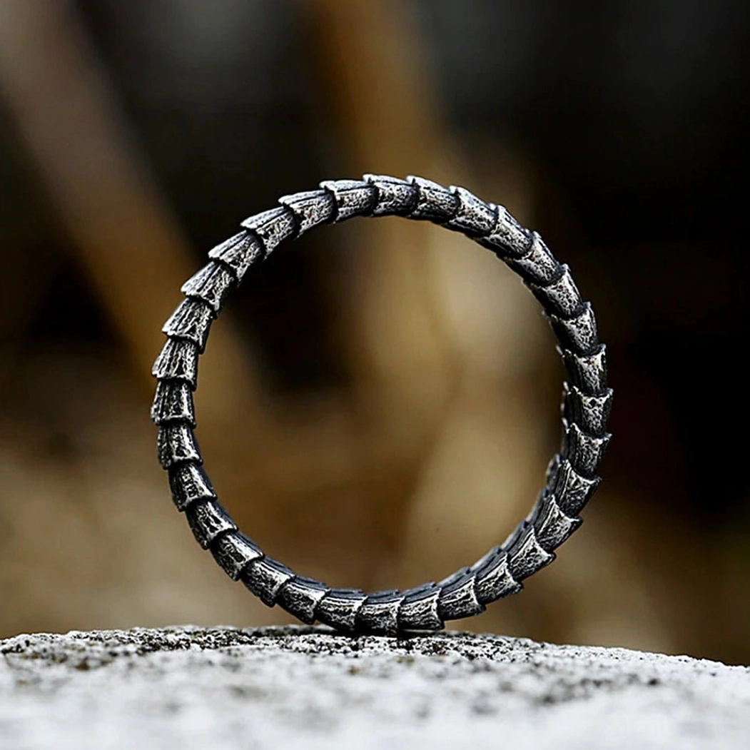 Wikinger Jormungandr Ring getragen an der Hand eines Herren
