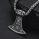 wikinger kette mit axtkopf anhaenger und runen gravur aus edelstahl