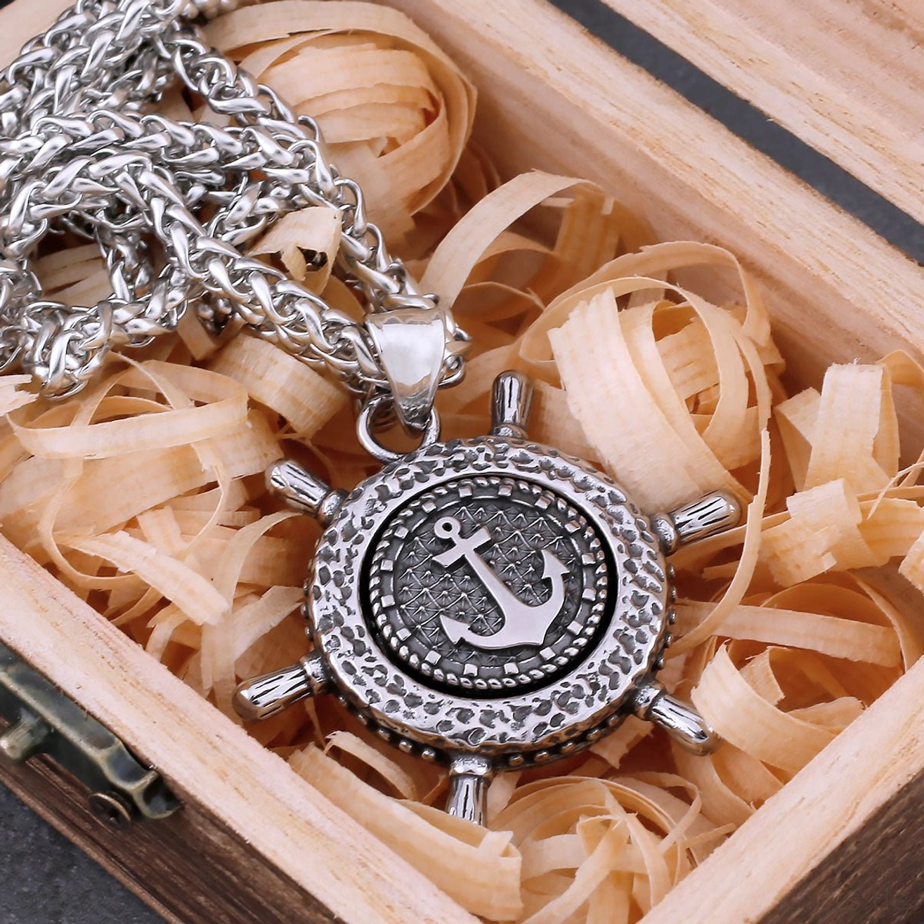 Nahaufnahme der Symbole der Wikinger Halskette mit Steuerruder und Anker