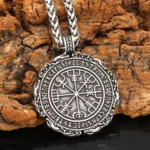 Wikinger Kette mit Vegvisir Anhänger, Nahaufnahme des nordischen Runenkompass