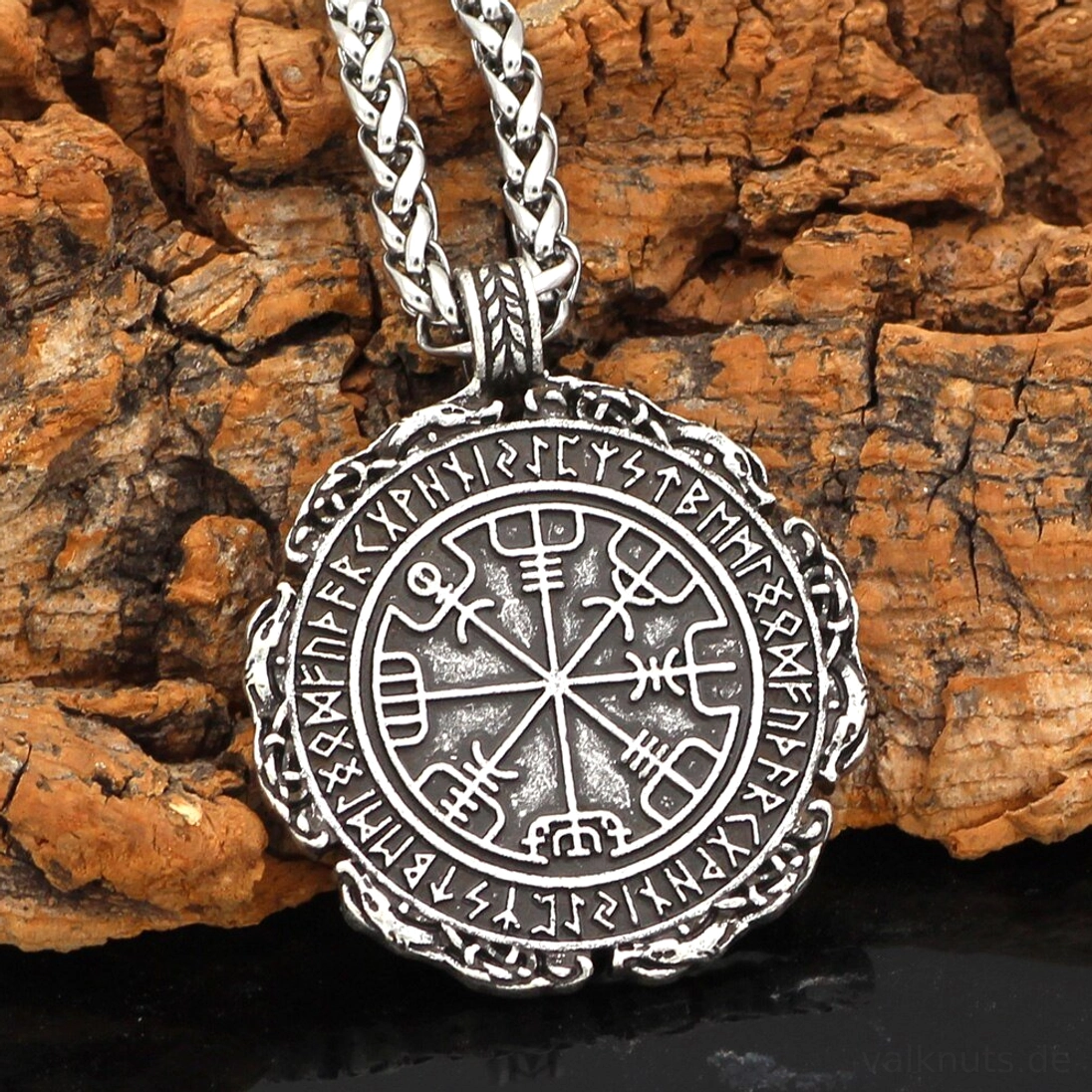 Wikinger Kette mit Vegvisir Anhänger, Nahaufnahme des nordischen Runenkompass