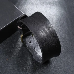 Wikinger Leder Armband in Braun mit Einstellschnalle, Nahaufnahme