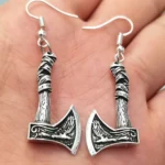 Wikinger Ohrringe Axt in Antik Bronze, Nahaufnahme des Designs