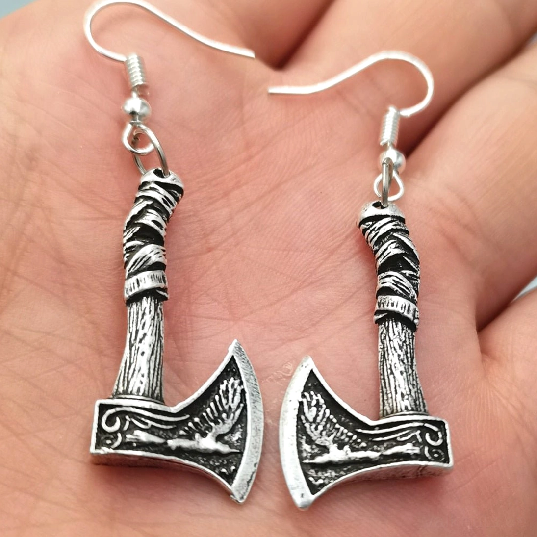 Wikinger Ohrringe Axt in Antik Bronze, Nahaufnahme des Designs