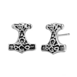 Nahaufnahme von Wikinger Ohrringen mit Mjolnir Thor Hammer Motiv