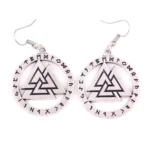 Wikinger Ohrringe mit Valknut Symbol und Runen in silber antik Optik von vorne