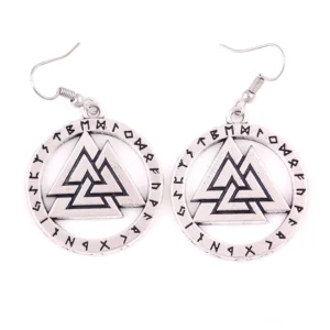 Wikinger Ohrringe mit Valknut Symbol und Runen in silber antik Optik von vorne