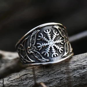 Nahaufnahme der Symbolgravur auf dem Wikinger Ring Aegishjalmur mit Raben