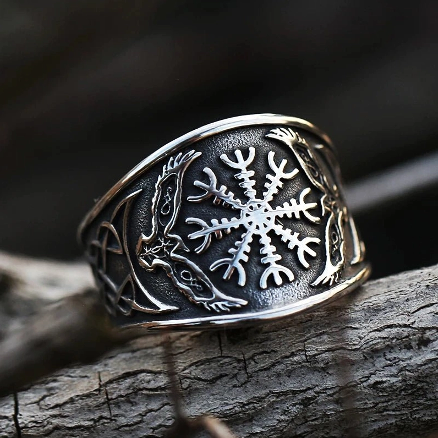 Nahaufnahme der Symbolgravur auf dem Wikinger Ring Aegishjalmur mit Raben