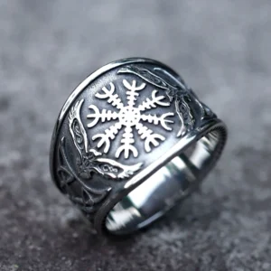 Nahaufnahme Wikinger Ring Aegishjalmr mit Raben - Detailansicht der Gravur