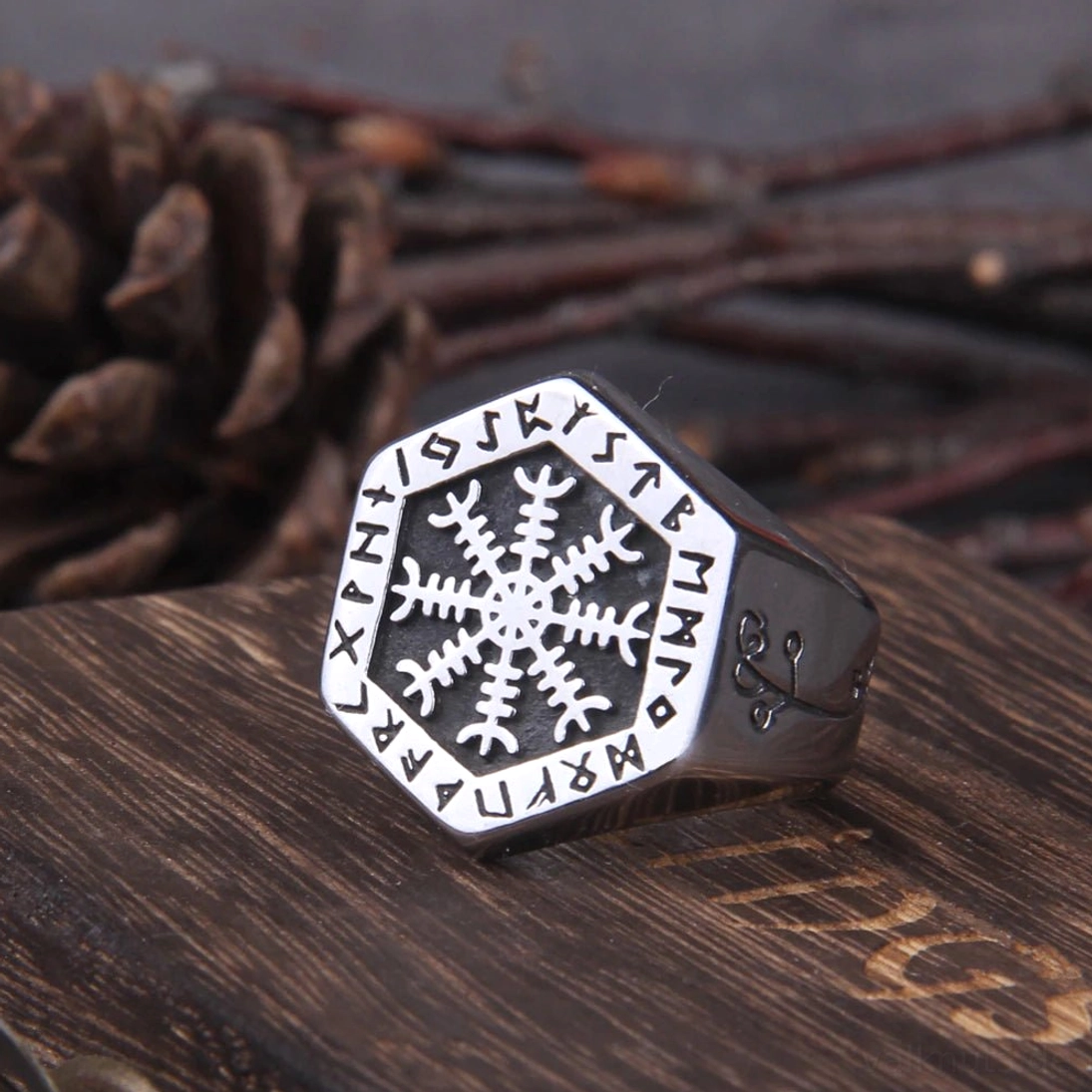 Wikinger Ring mit Aegishjalmur Symbol und Runen aus Edelstahl
