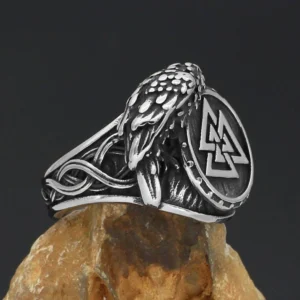 Nahaufnahme des Wikinger Rings mit Details zu Valknut Symbol und Odins Raben