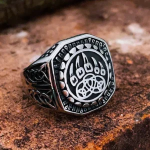 Wikinger Ring Bärenklaue aus Edelstahl, Detailansicht des Bärenklau Symbols für Wikinger Liebhaber