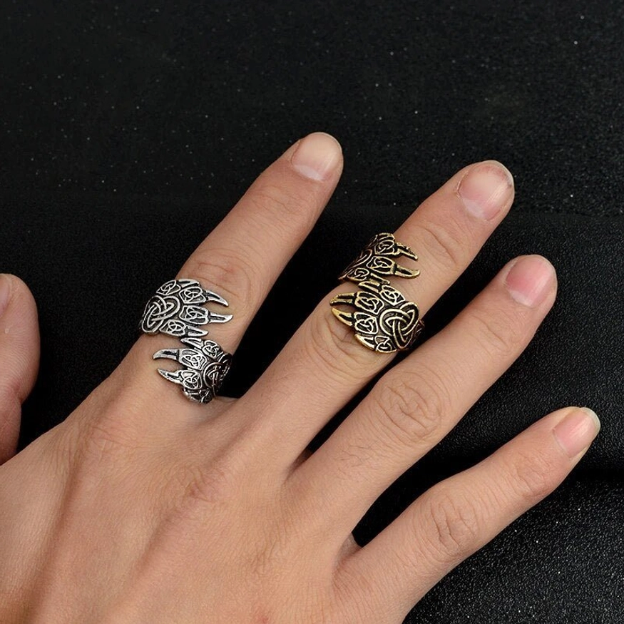 Nahaufnahme Wikinger Ring Bärenkralle mit traditionellem nordischen Muster