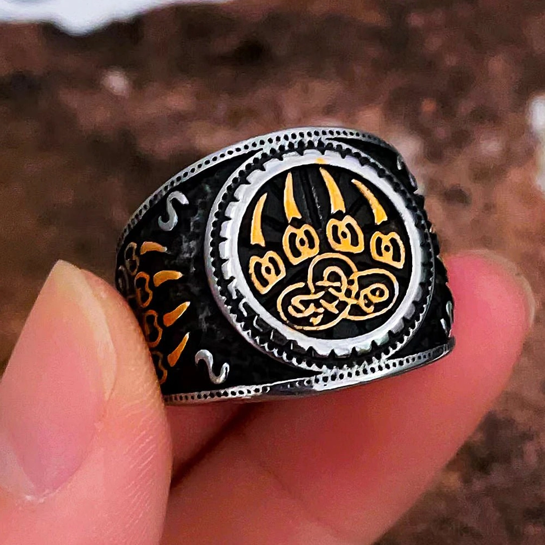 Detailansicht des Bärentatzen Knotenmusters auf dem Wikinger Ring