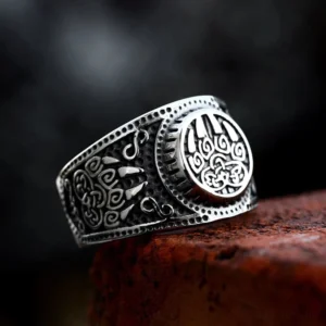 Nahaufnahme des Wikinger Ring Bärenklaue Knoten Motiv Detail