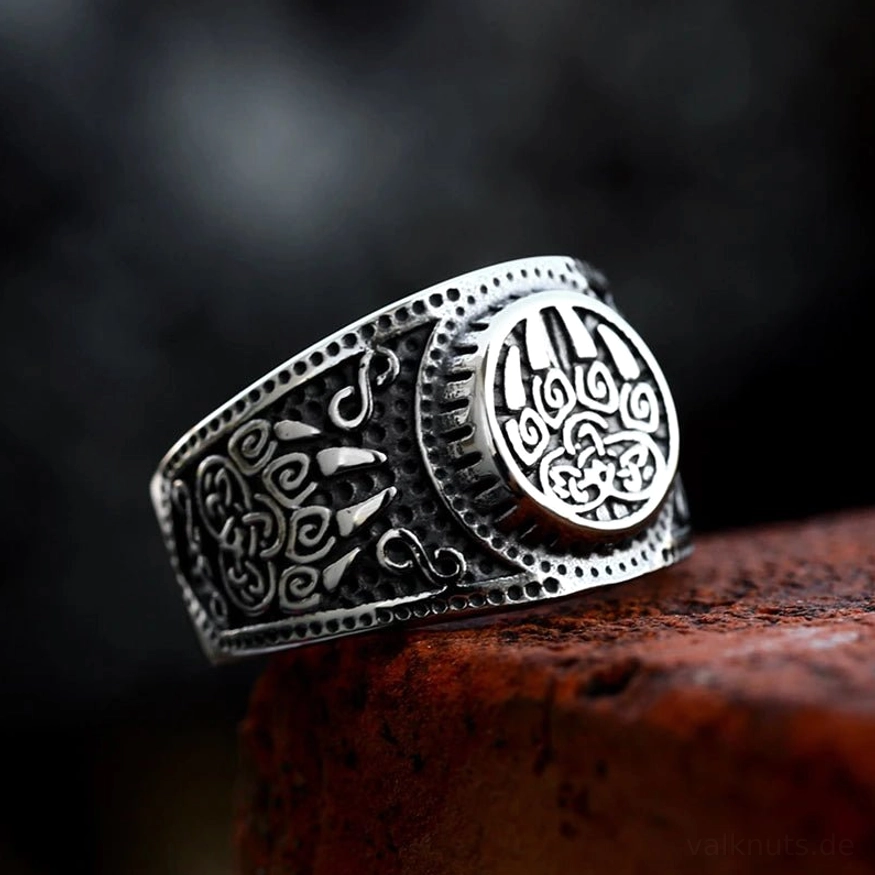 Nahaufnahme des Wikinger Ring Bärenklaue Knoten Motiv Detail