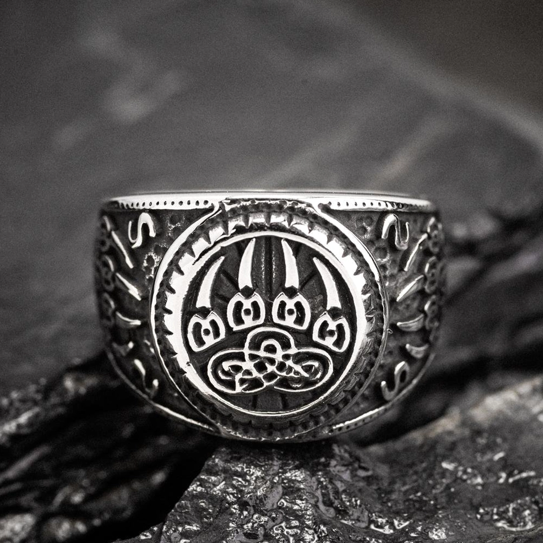Wikinger Bärenklaue Ring von der Seite mit traditionellen nordischen Ornamenten