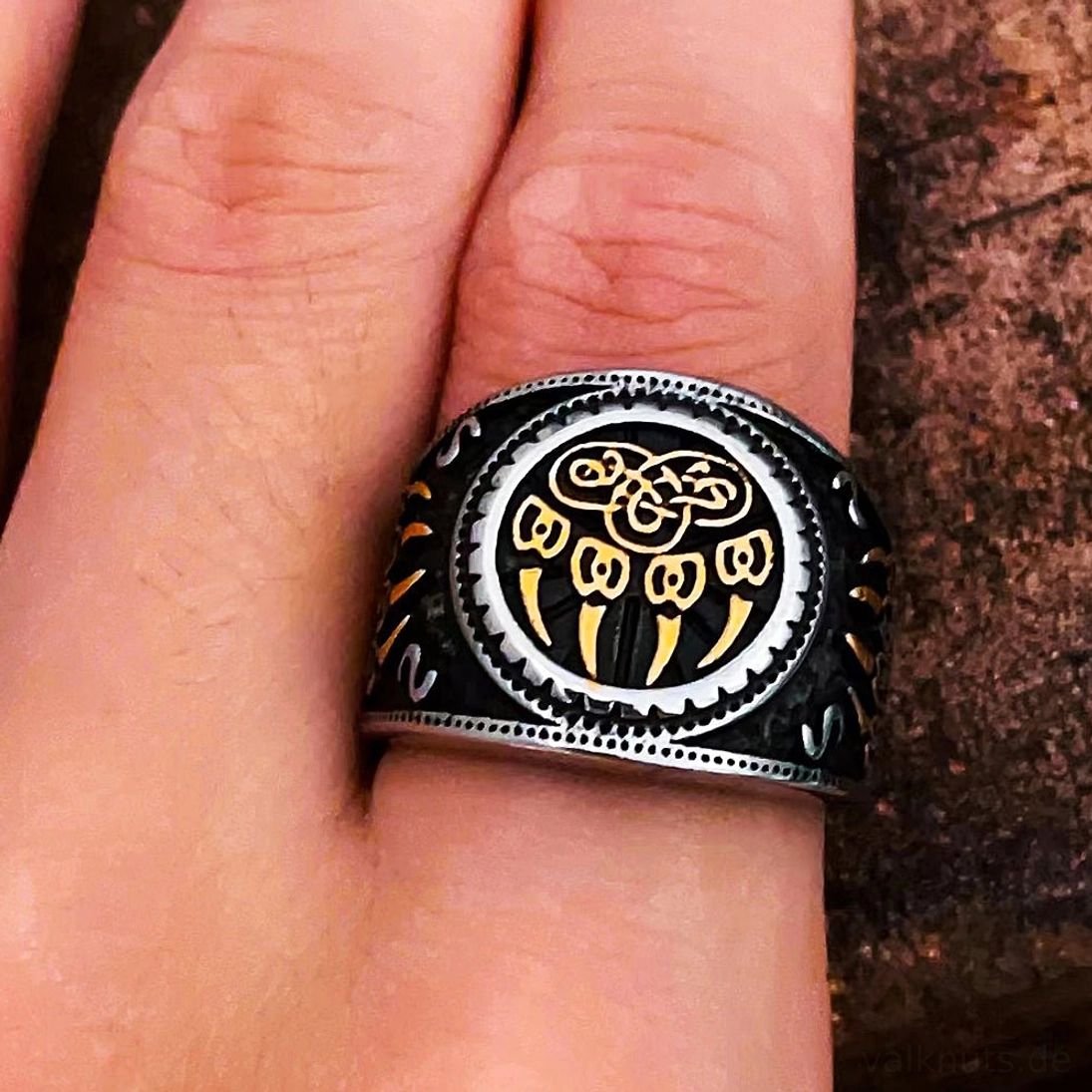 Seitenansicht des handgefertigten Berserker Wikinger Rings