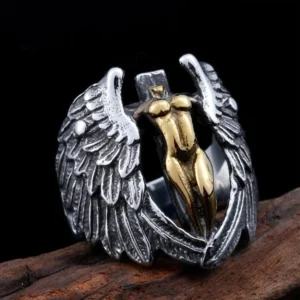Handgefertigter Wikinger Ring Freya Walküre aus Edelstahl, Nahaufnahme des Designs