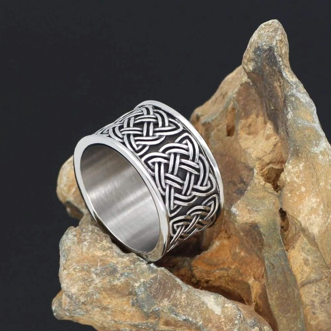 Detailansicht Wikinger Ring Geri und Freki aus Edelstahl