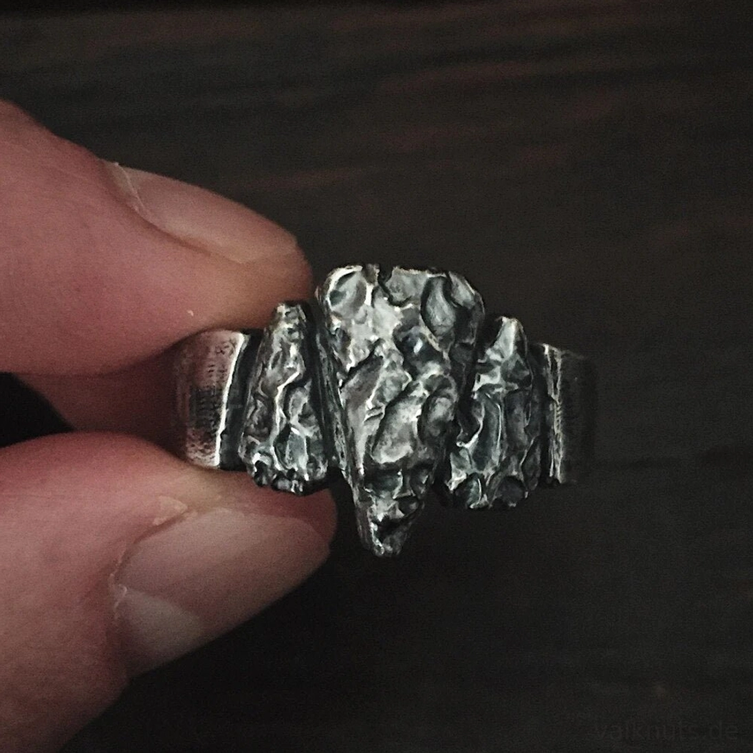 Nahaufnahme von der strukturierten Oberfläche des Wikinger Ring Gungnir Odins Speer
