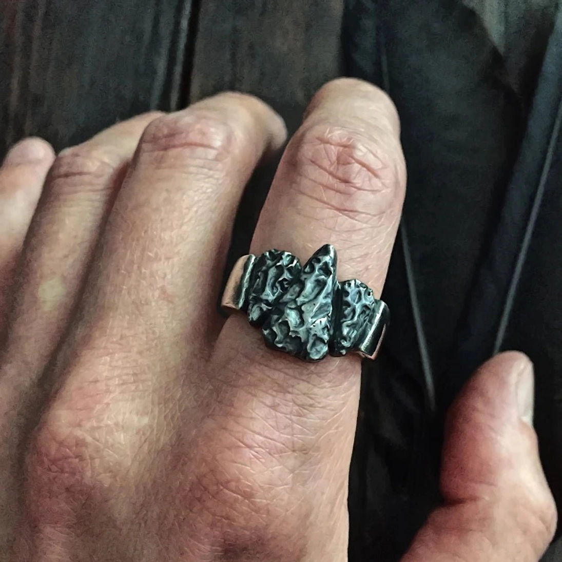 Seitenansicht des massiven Wikinger Ring Gungnir mit Odins Speer Symbolik