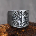 Wikinger Ring Hel Göttin der Unterwelt aus 316L Edelstahl mit keltischen Knoten, Nahaufnahme der Vorderseite