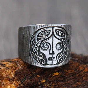 Wikinger Ring Hel Göttin der Unterwelt aus 316L Edelstahl mit keltischen Knoten, Nahaufnahme der Vorderseite